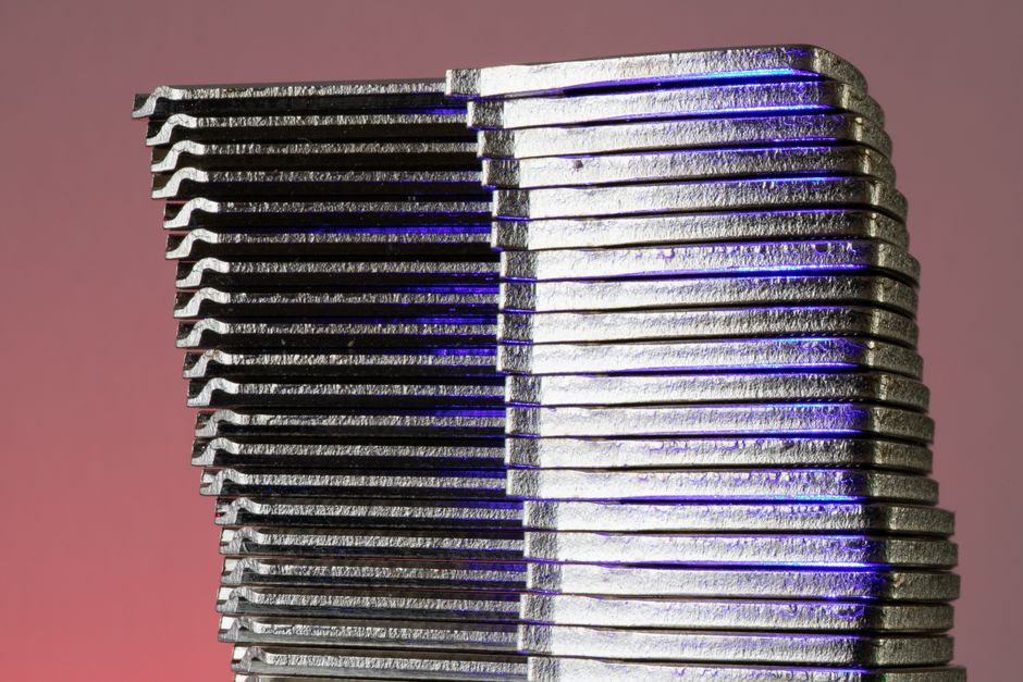 Nahaufnahme eines gehefteten Buchblocks mit sichtbarer Fadenstruktur