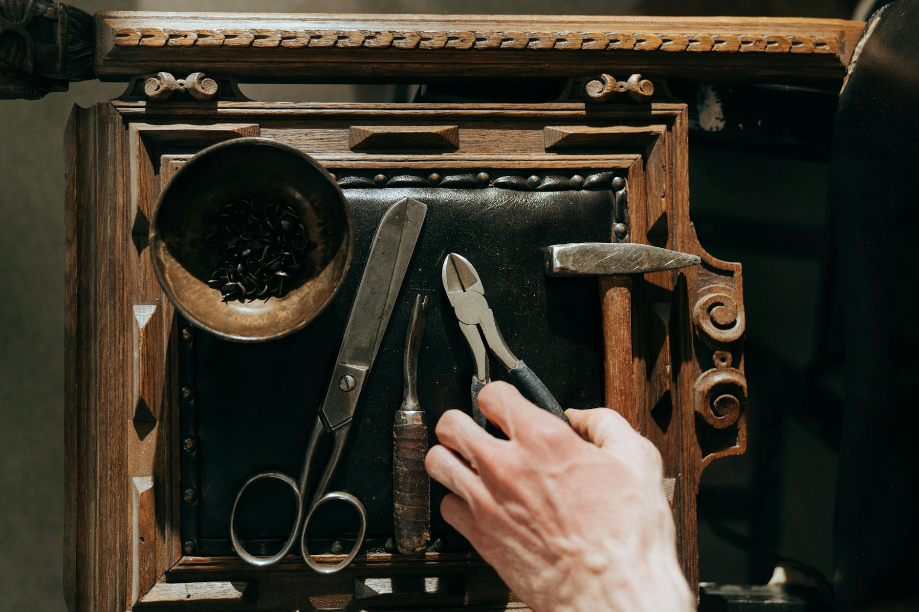 Traditionelles Buchbinder-Atelier mit Werkzeugen und handgebundenen Büchern